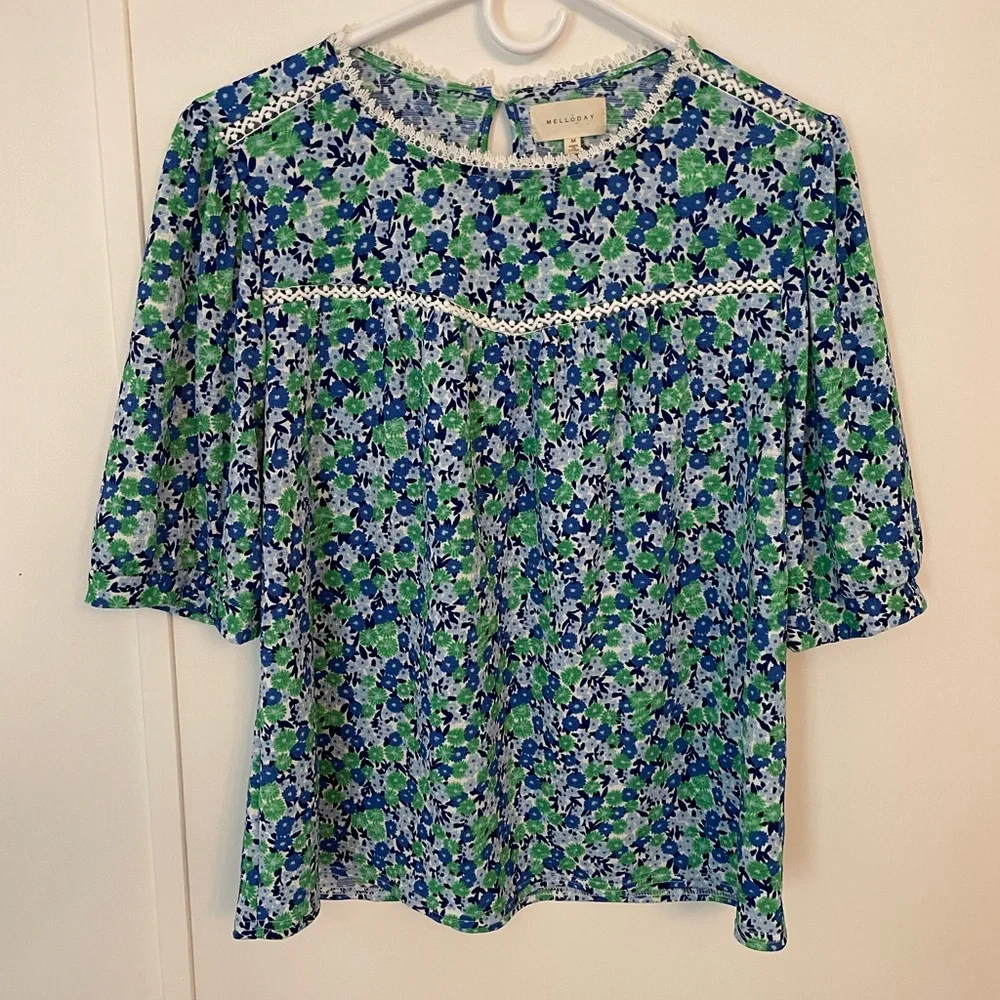 MELLODAY Vibrant Blue And Green Floral Blouse Feminine Trimmed in White Lace - Picture 1 of 6